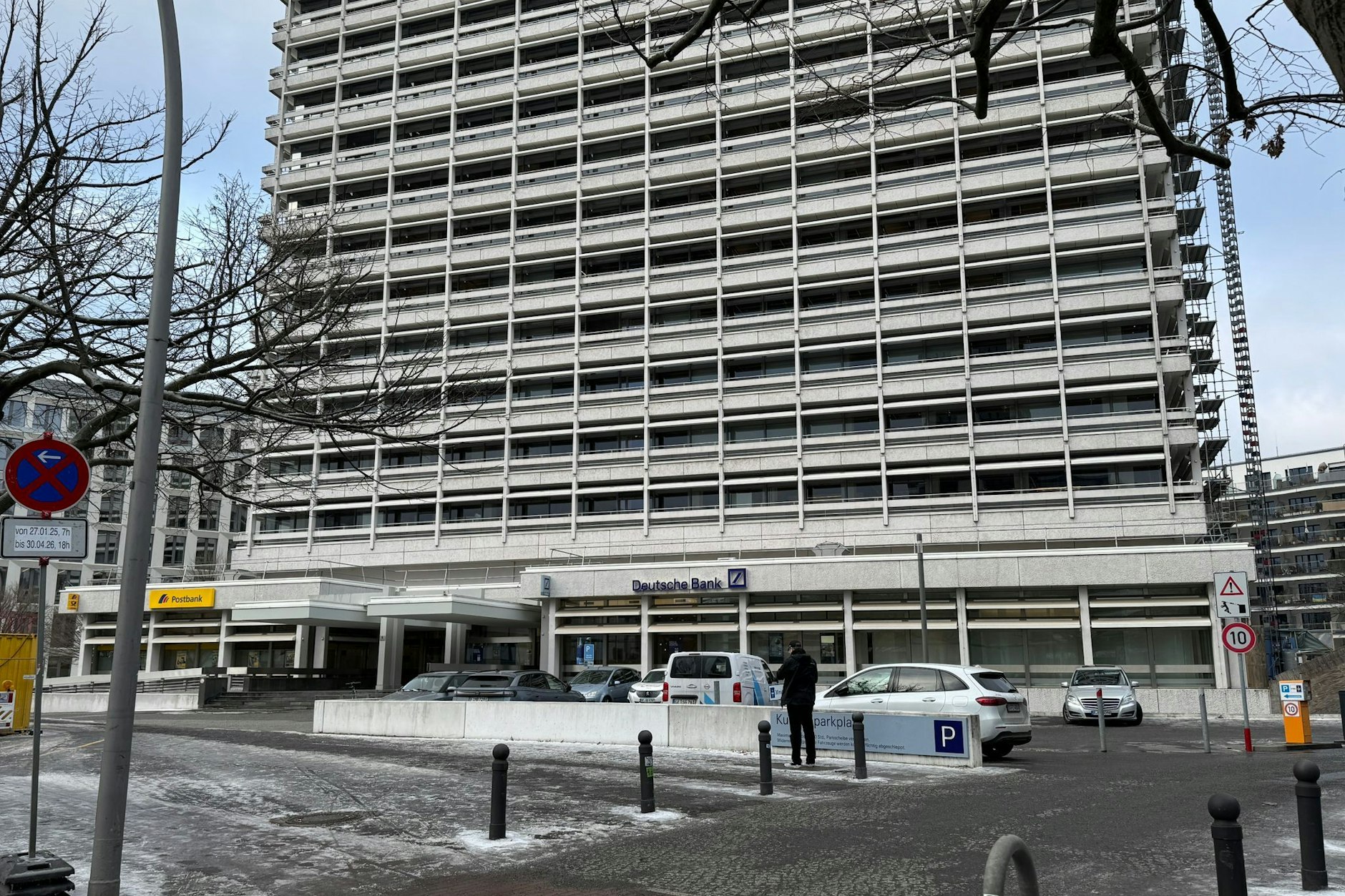 Razzia bei der Deutschen Bank wegen des Verdachts der Geldwäsche. BKA Beamte waren im Gebäude in der Otto-Suhr-Allee im Einsatz.