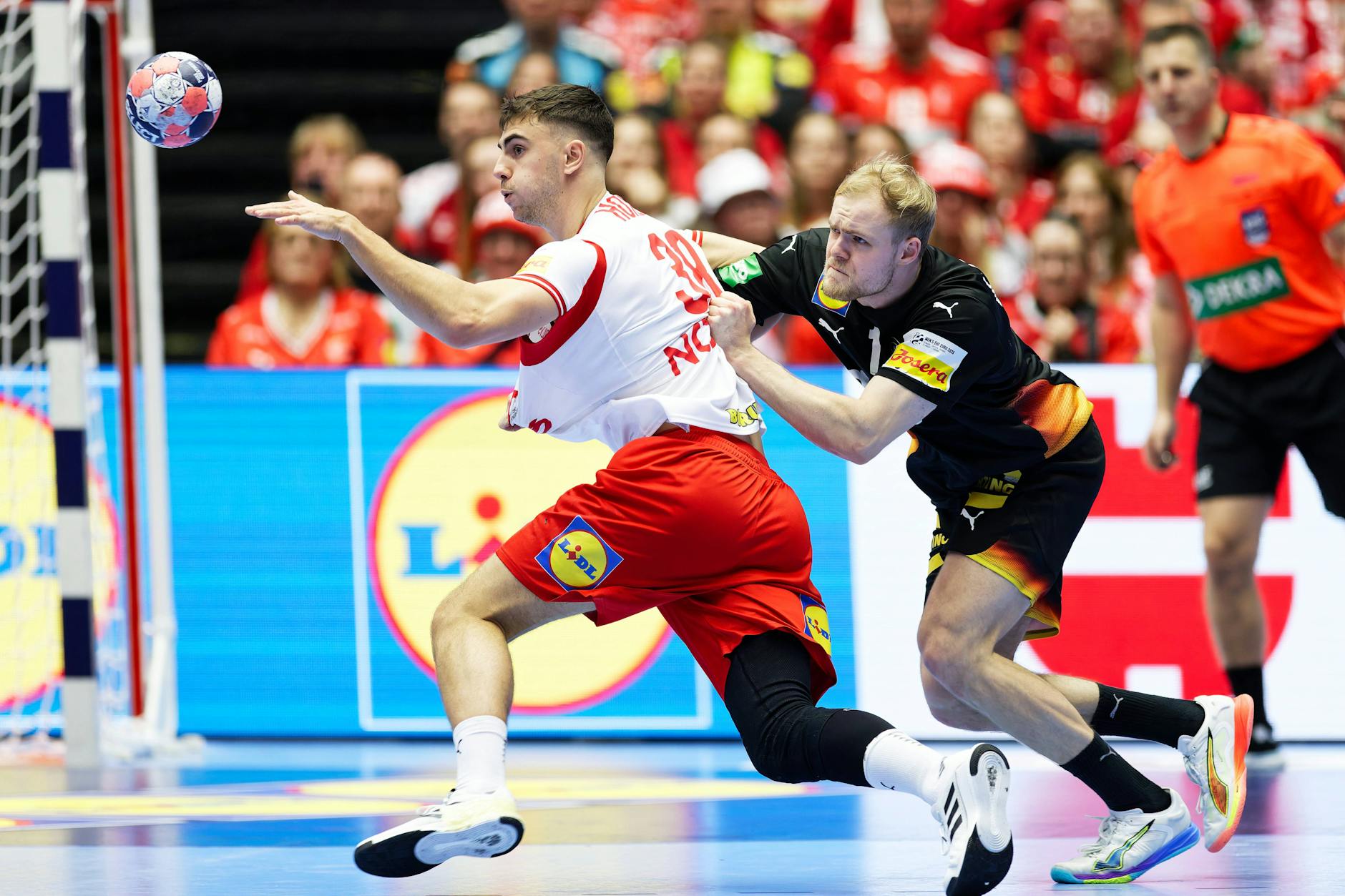 Matthes Langhoff (r.) am Montag im Duell gegen Dänemarks Mads Hoxer. Die DHB-Auswahl verlor 26:31.