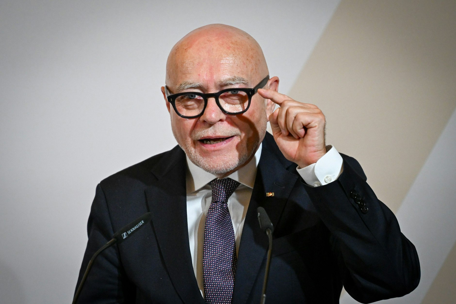 Laut Udo Di Fabio, Richter des Bundesverfassungsgerichtes a.D., ist die Praxis im Einklang mit dem Beamtenrecht.