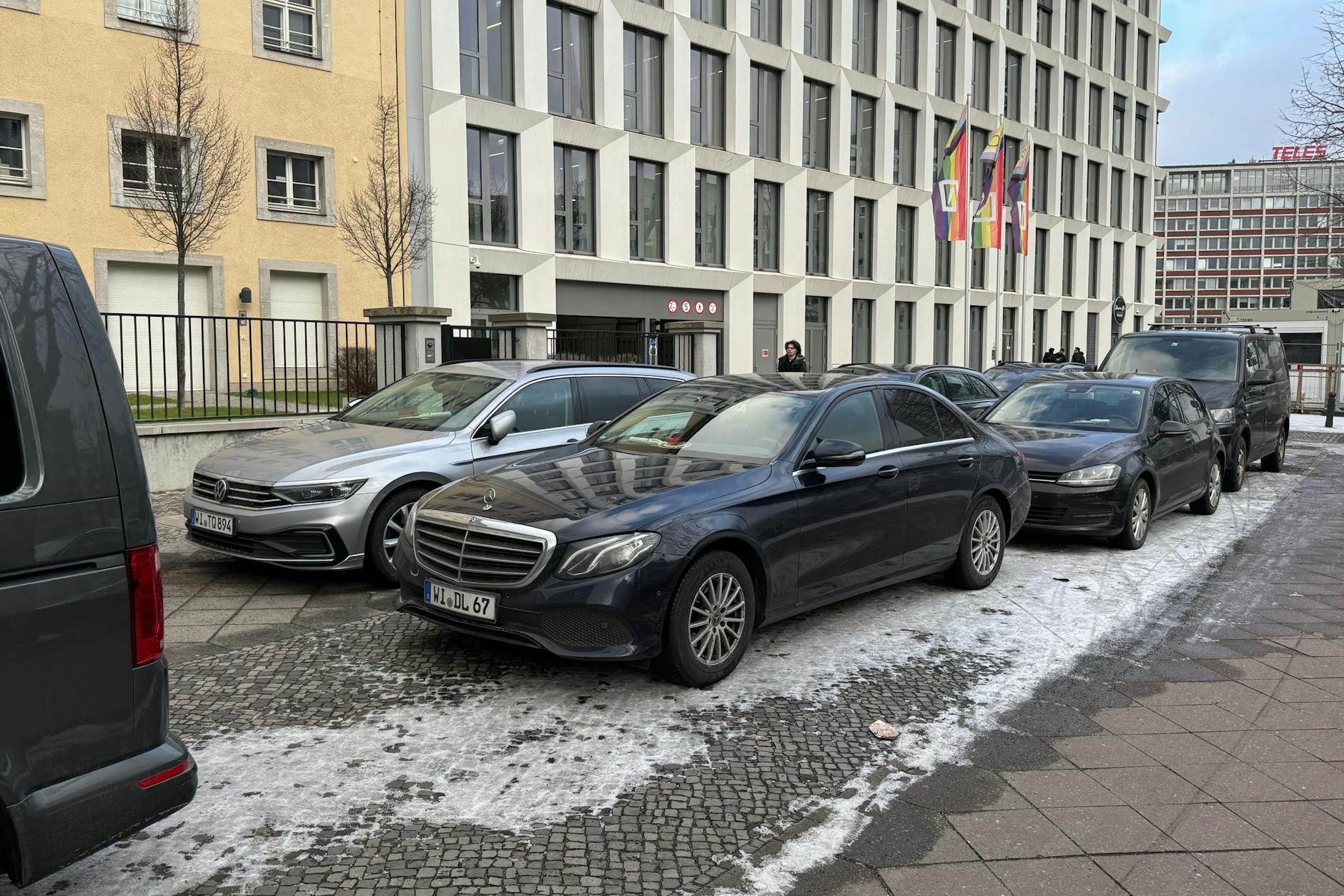 Am Mittwochvormittag gab es eine Razzia bei der Deutschen Bank in Berlin. Die Straße war mit Autos voll.