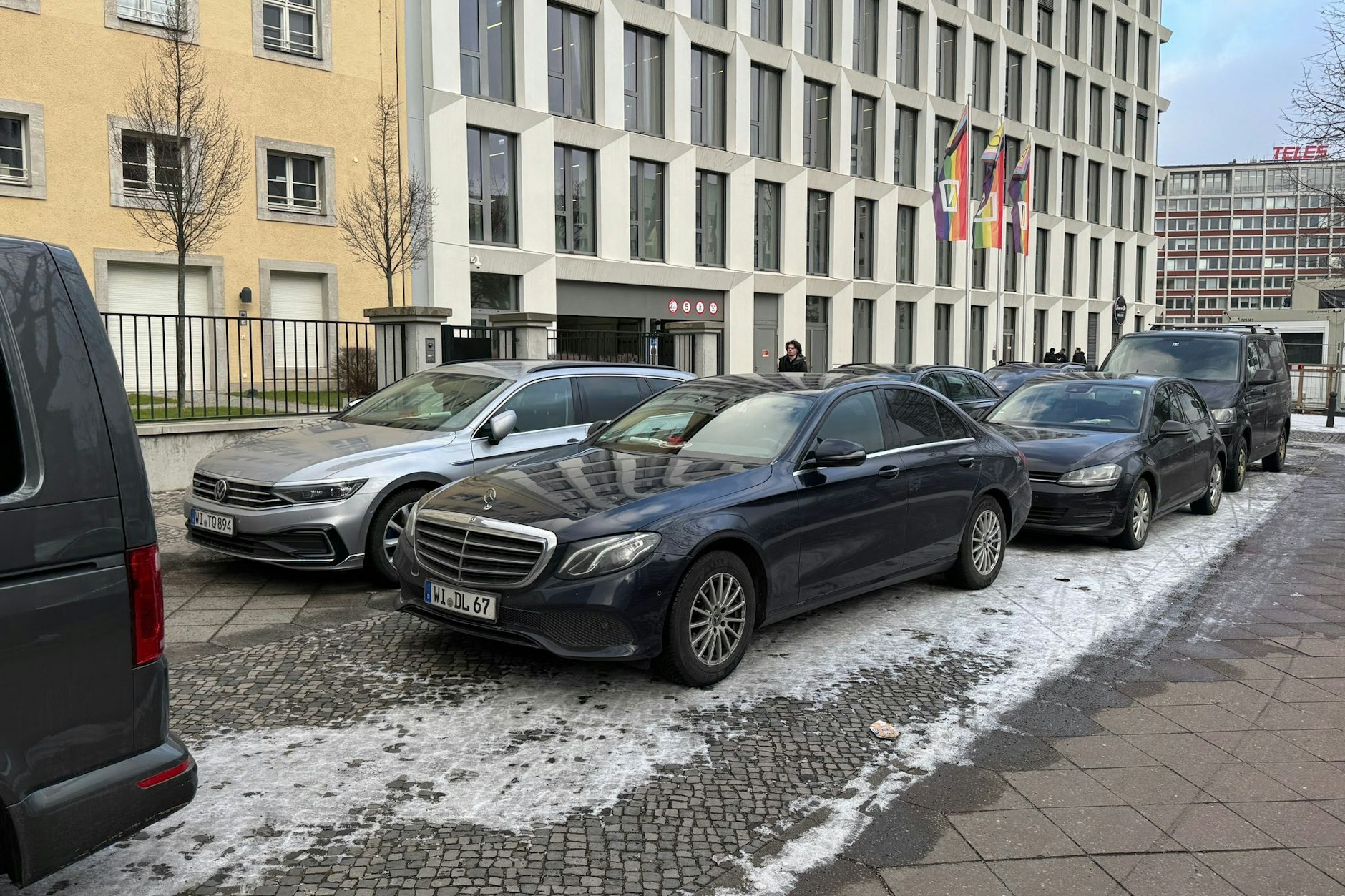 Am Mittwochvormittag gab es eine Razzia bei der Deutschen Bank in Berlin. Die Straße war mit Autos voll.