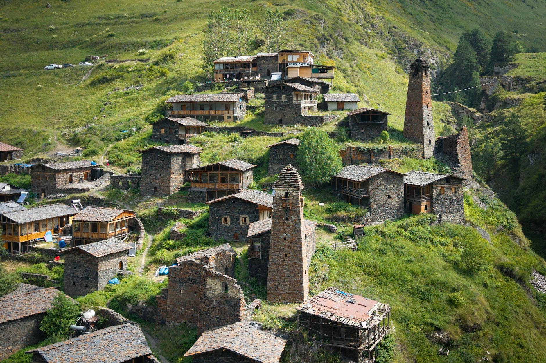 In Dartlo. Mittelalterliche Bergtürme in Tuschetien, nahe der Grenze zu Tschetschenien und Dagestan. Auf rund 2000 Metern, nur im Sommer erreichbar, steht das Dorf als steinerner Zeuge jahrhundertelanger Machtkämpfe, Grenzkonflikte und kultureller Selbstbehauptung im Hohen Kaukasus.