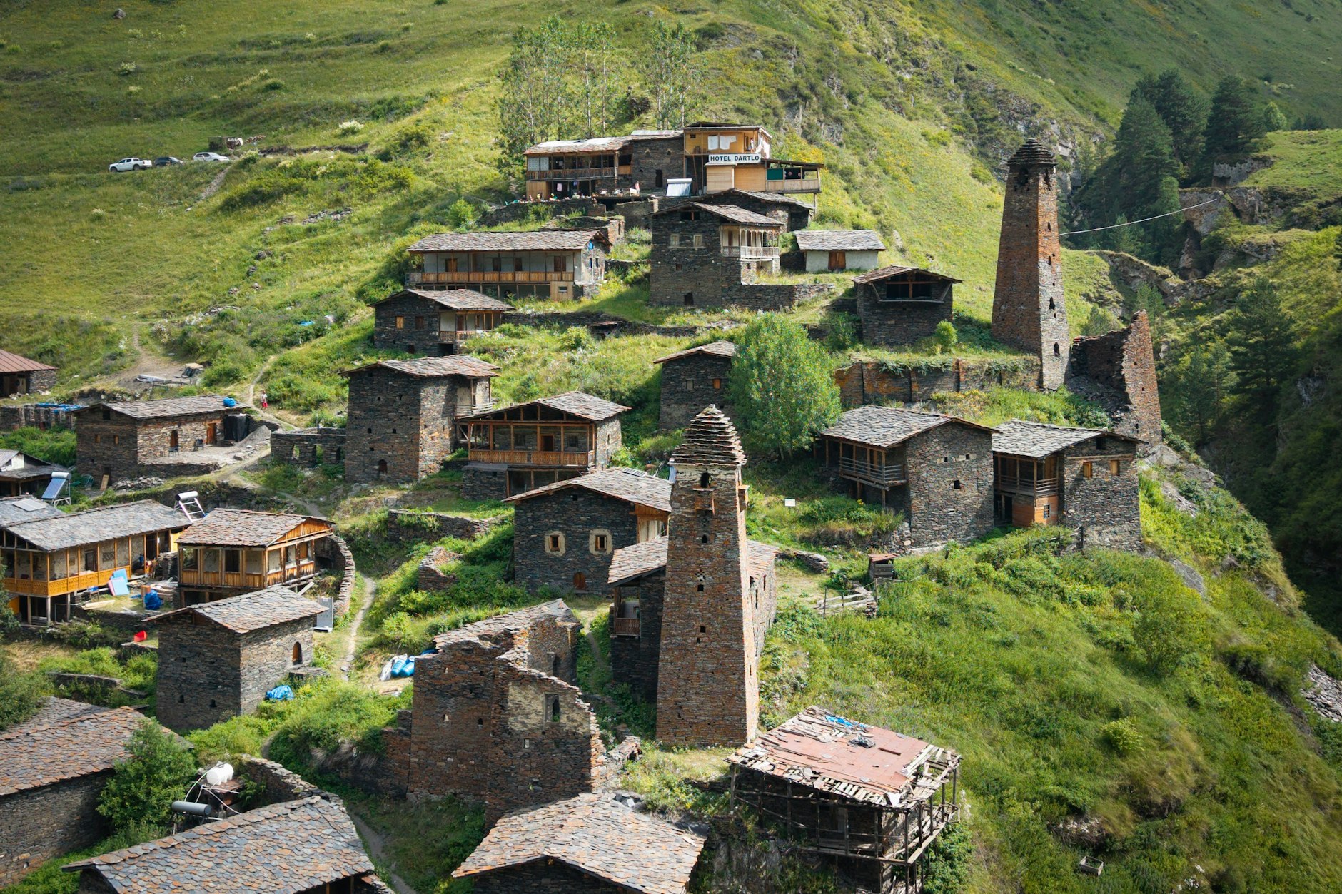 In Dartlo. Mittelalterliche Bergtürme in Tuschetien, nahe der Grenze zu Tschetschenien und Dagestan. Auf rund 2000 Metern, nur im Sommer erreichbar, steht das Dorf als steinerner Zeuge jahrhundertelanger Machtkämpfe, Grenzkonflikte und kultureller Selbstbehauptung im Hohen Kaukasus.