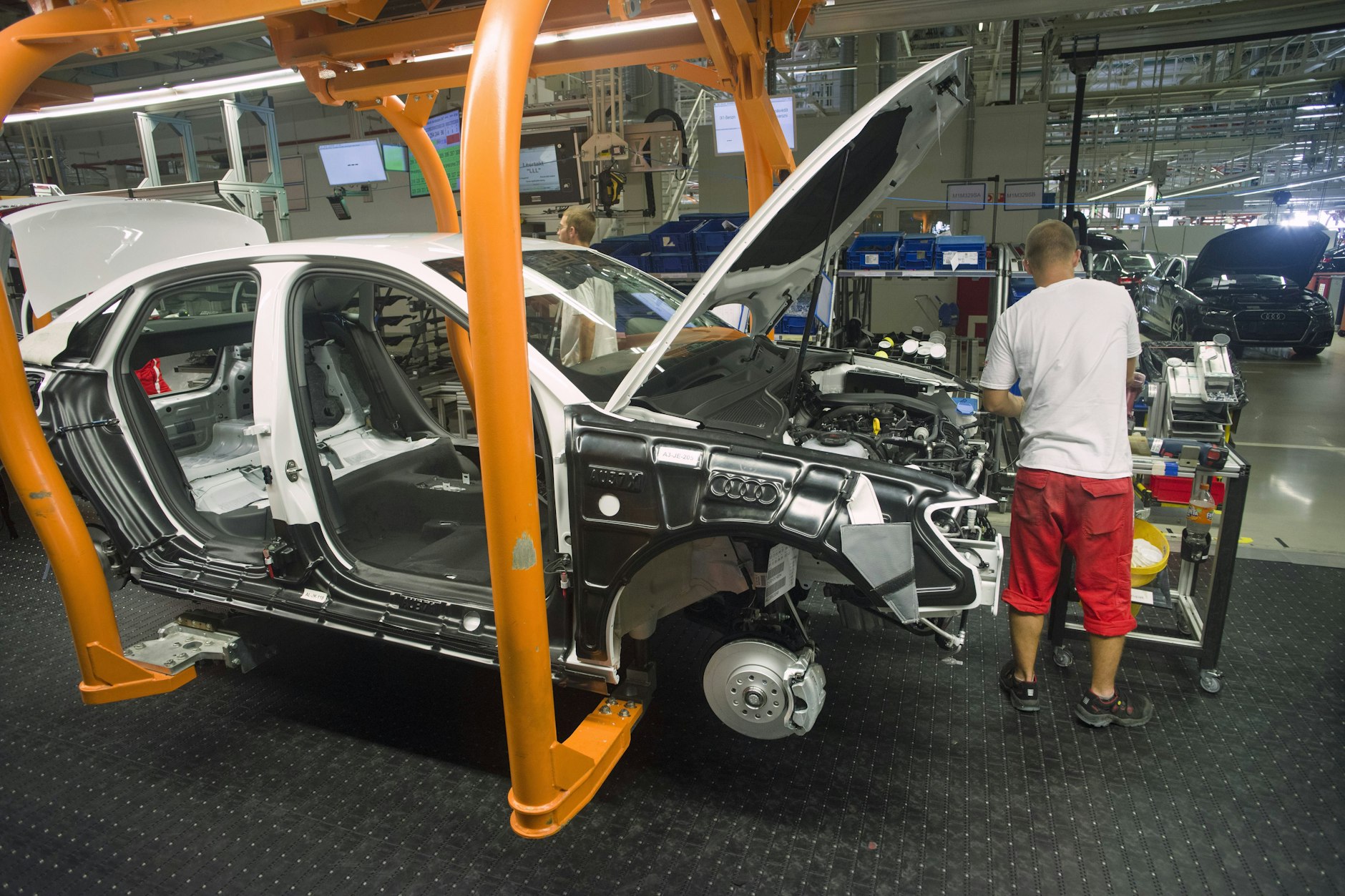 Audi-Montagelinie im Werk Győr in Ungarn: Der Standort gehört zu den größten Motorenwerken der Welt.