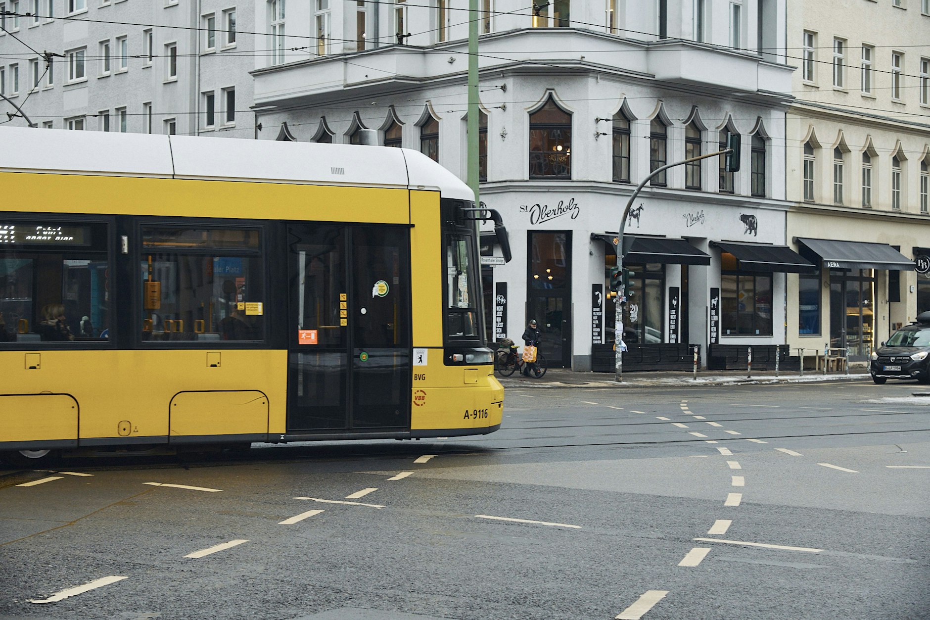 Die Linie M1 ist wieder in Betrieb: Eine Straßenbahn überquert den Rosenthaler Platz in Mitte. Auf anderen Abschnitten des größten deutschen Tram-Netzes ruht dagegen weiterhin der Verkehr.