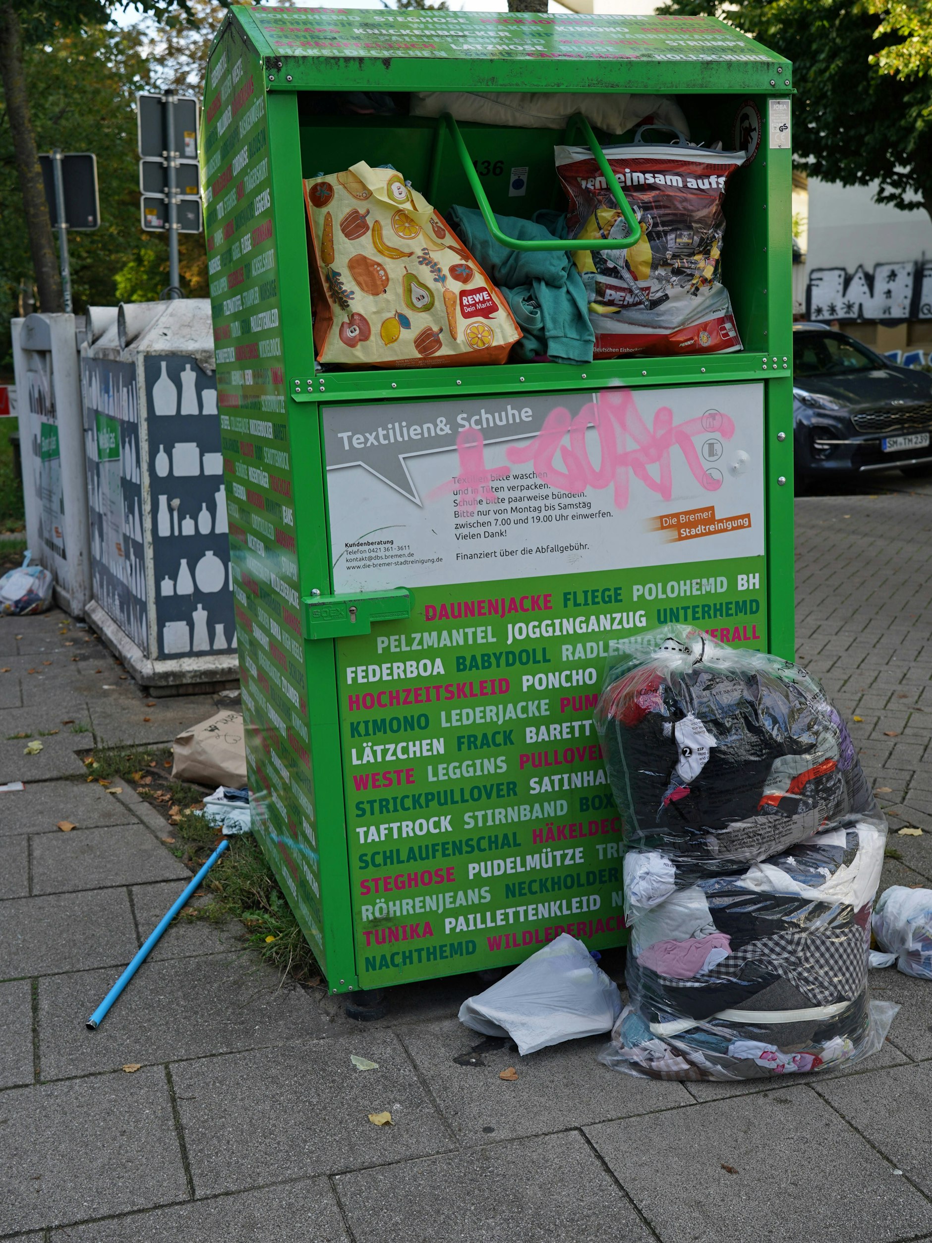 Ein leider übliches Bild: Die wenigen verbliebenen Altkleidercontainer sind überfüllt.