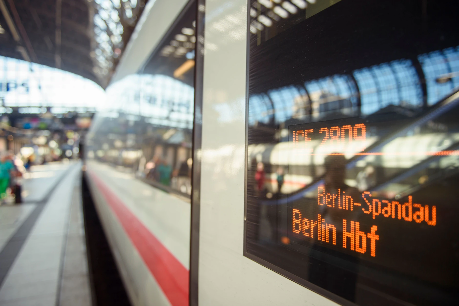 Die Deutsche Bahn reduziert die ICE-Halte am Bahnhof Spandau.