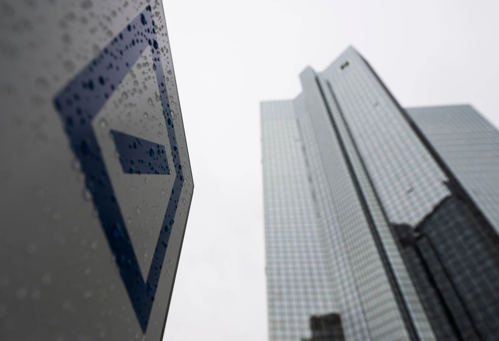 Deutsche Bank verbucht Rekordergebnis – Konzernchef Sewing äußert sich zu laufenden Geldwäsche-Ermittlungen