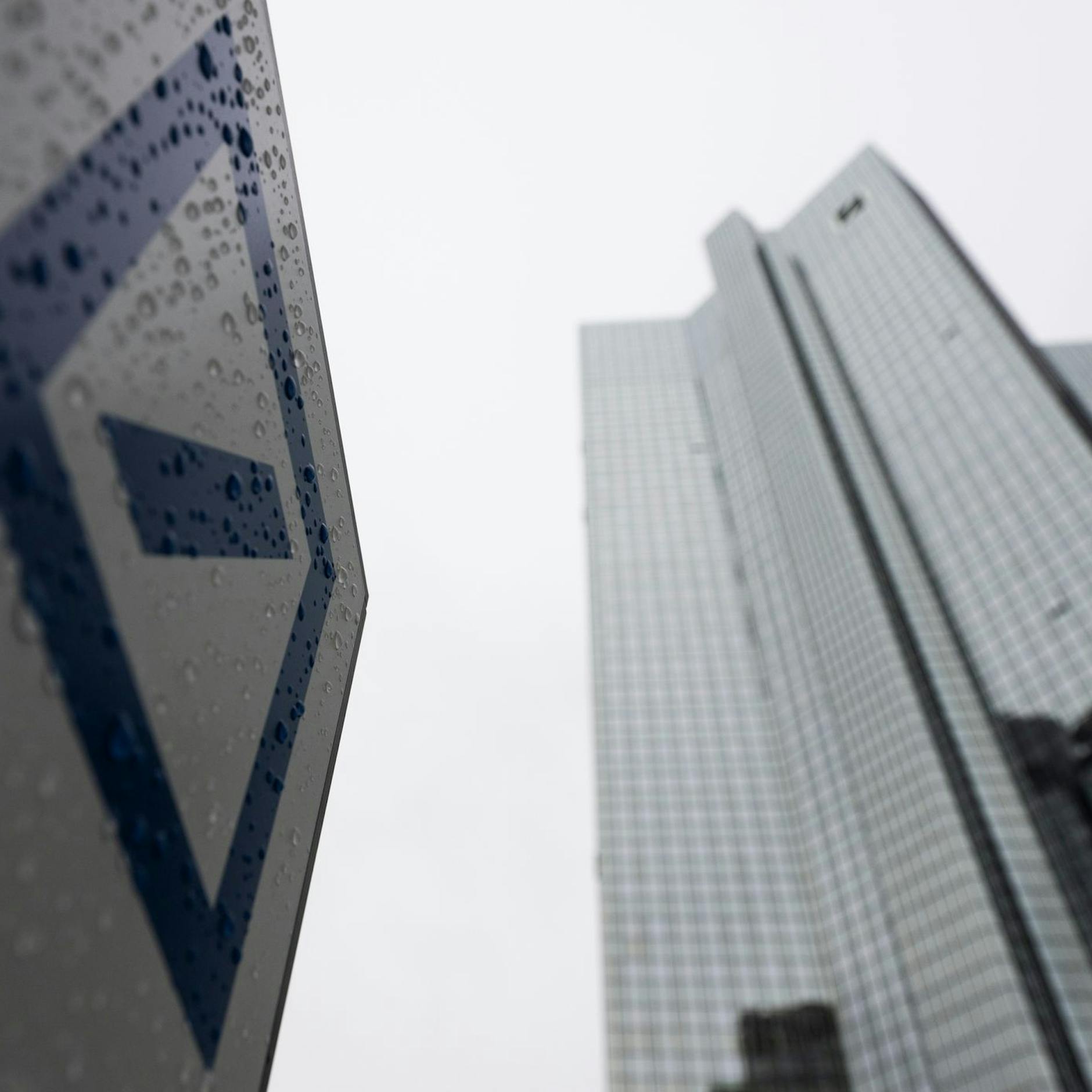 Image - Deutsche Bank verbucht Rekordergebnis – Konzernchef Sewing äußert sich zu laufenden Geldwäsche-Ermittlungen