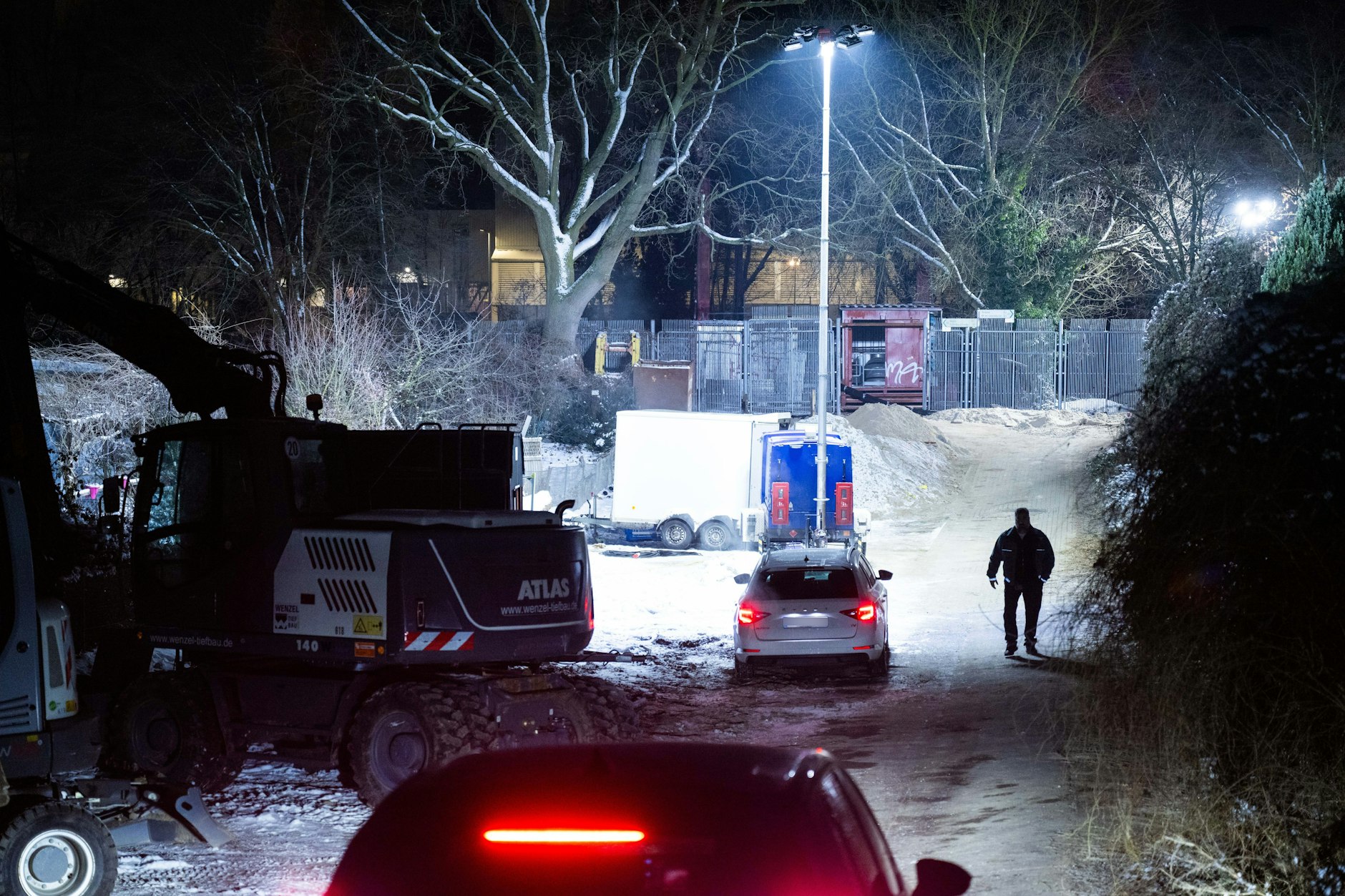 Sicherheitsleute bewachen Anfang Januar die Brandstelle einer Kabelbrücke vor dem Kraftwerk Lichterfelde am Teltowkanal.