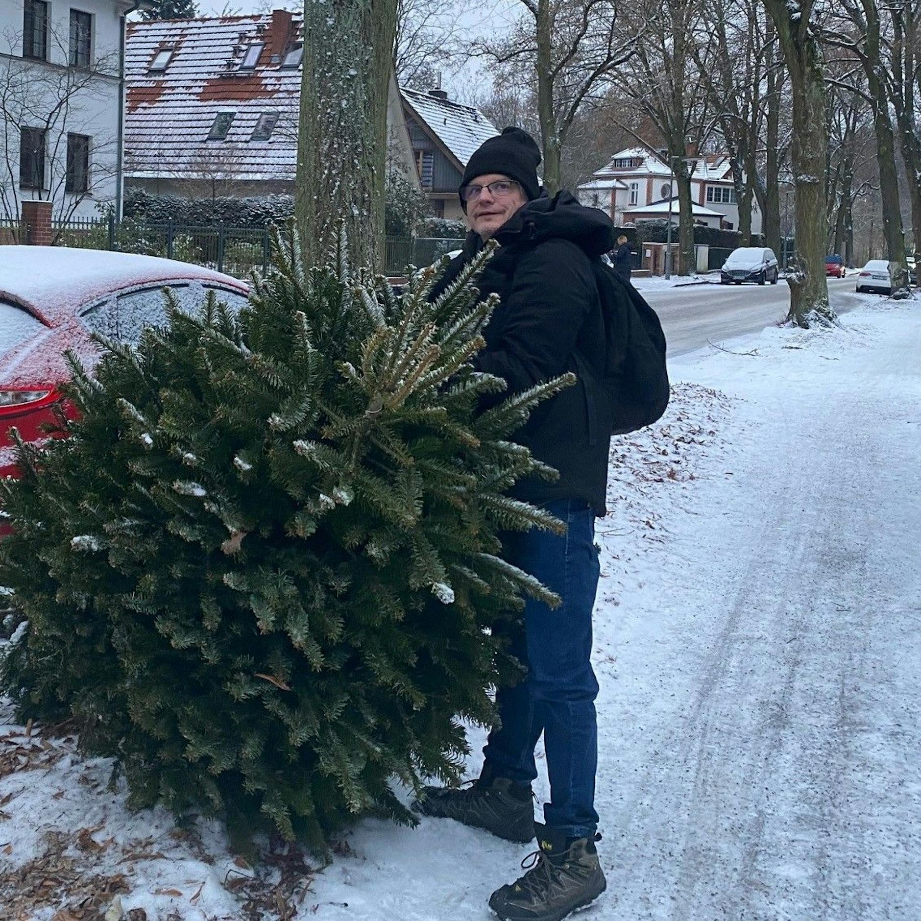 Image - Wo bleibt die BSR? Auf Berlins Straßen liegen noch Weihnachtsbäume!