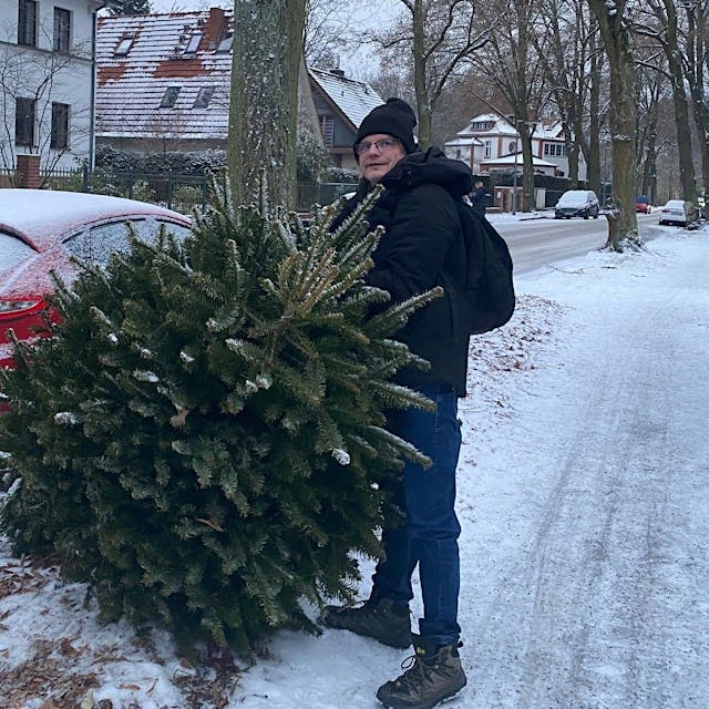 Wo bleibt die BSR? Auf Berlins Straßen liegen noch Weihnachtsbäume!