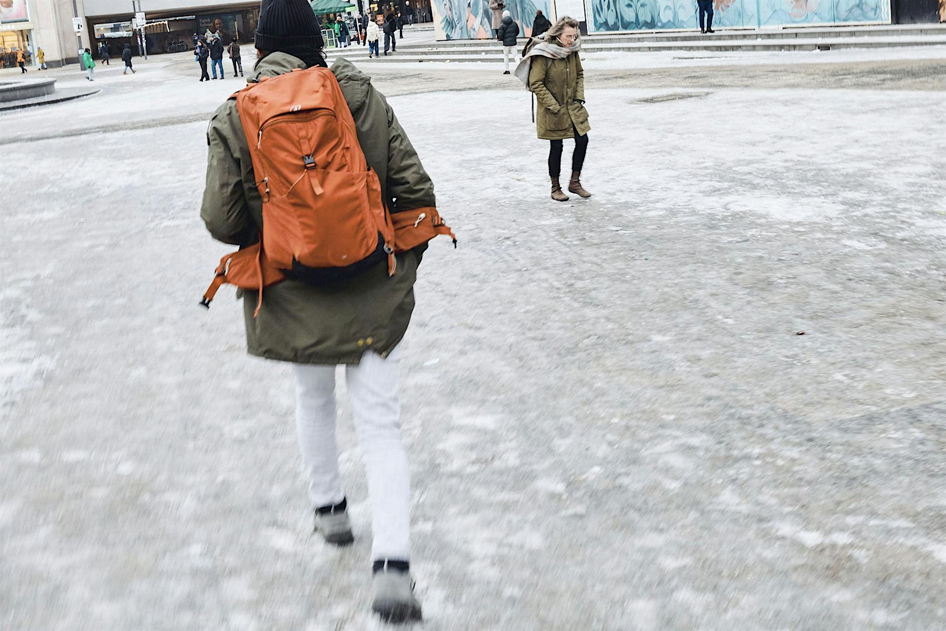 BSR spendiert jetzt gratis Splitt gegen glatte Gehwege in Berlin