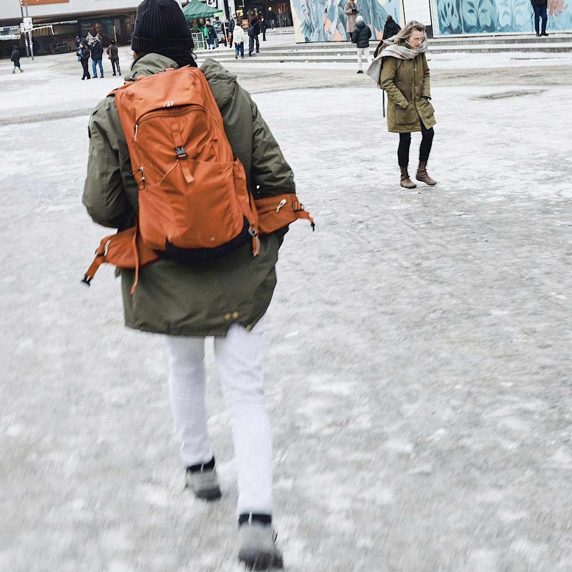 BSR spendiert jetzt gratis Splitt gegen glatte Gehwege in Berlin