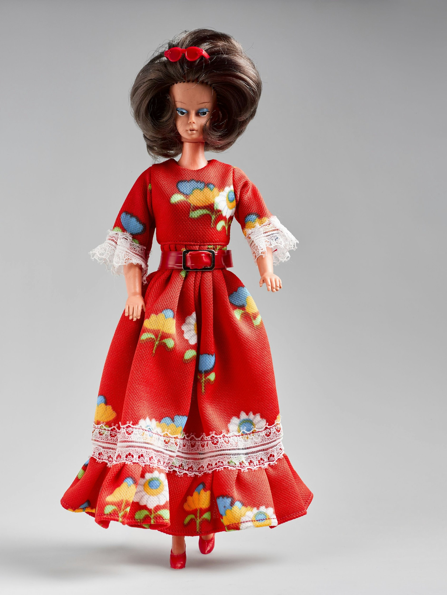 Die Barbie des Ostenst trägt zum roten Kleid eine rote Sonnenbrille im Haar.