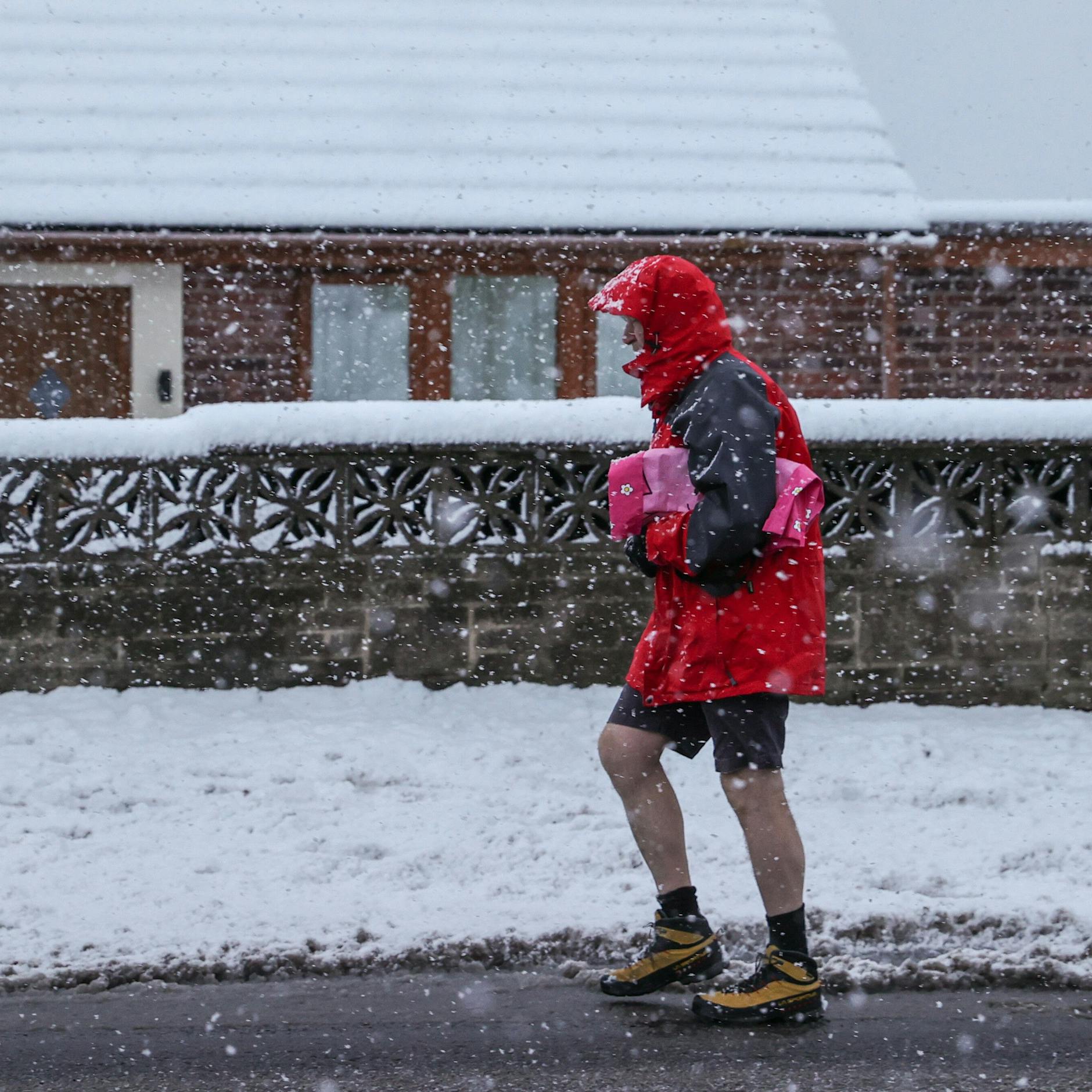 Image - Winterwetter: Warum manche Männer selbst bei Schnee und Glatteis Shorts tragen