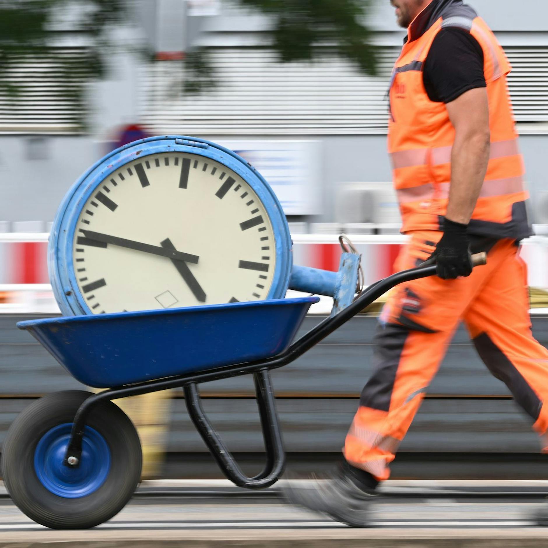 Weg mit dem Acht-Stunden-Tag? Gewerkschaften drohen mit Protest