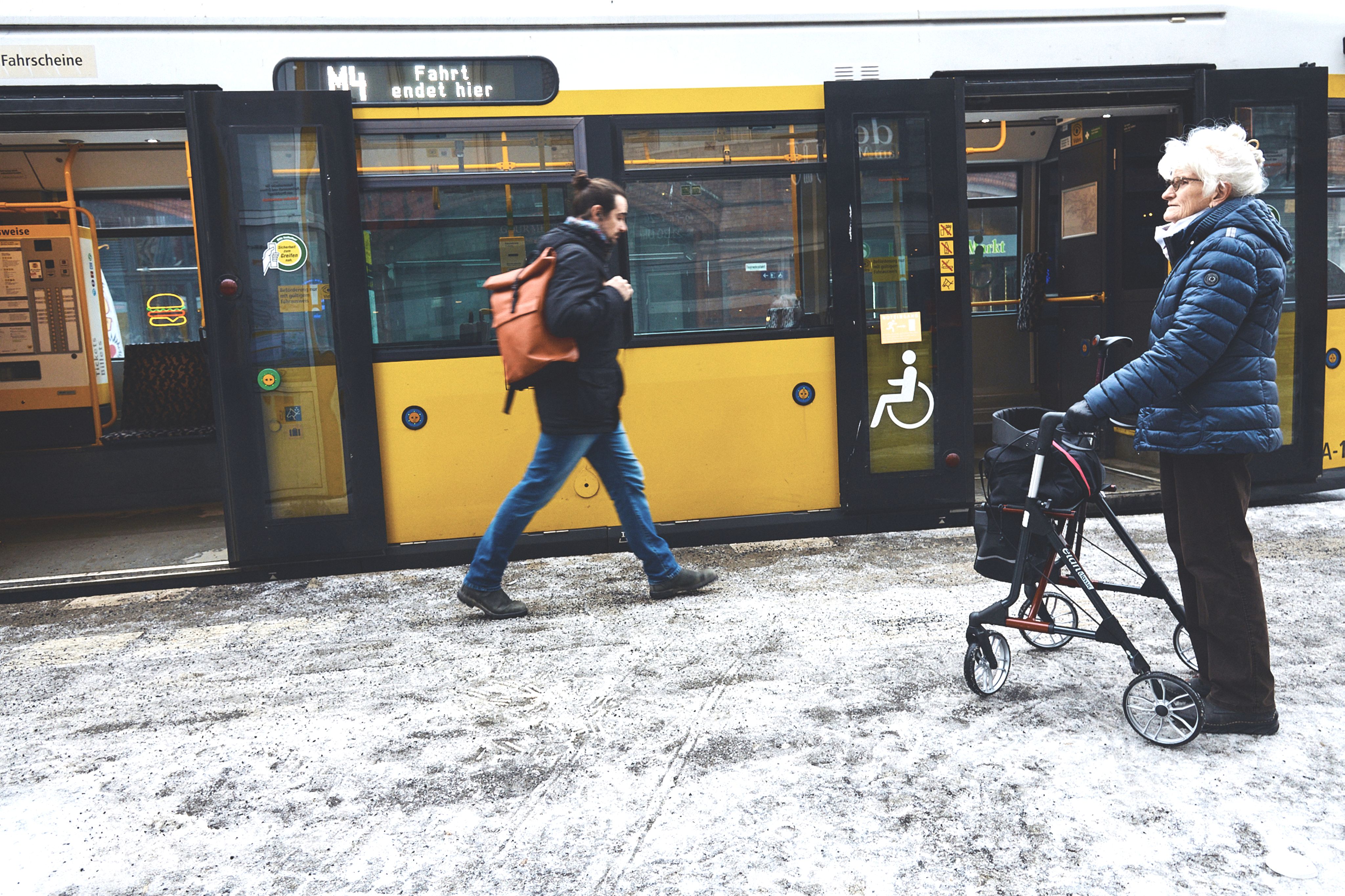 BVG meldet Ausfälle: Eisregen lässt Berliner Tramlinien weiterhin durchhängen