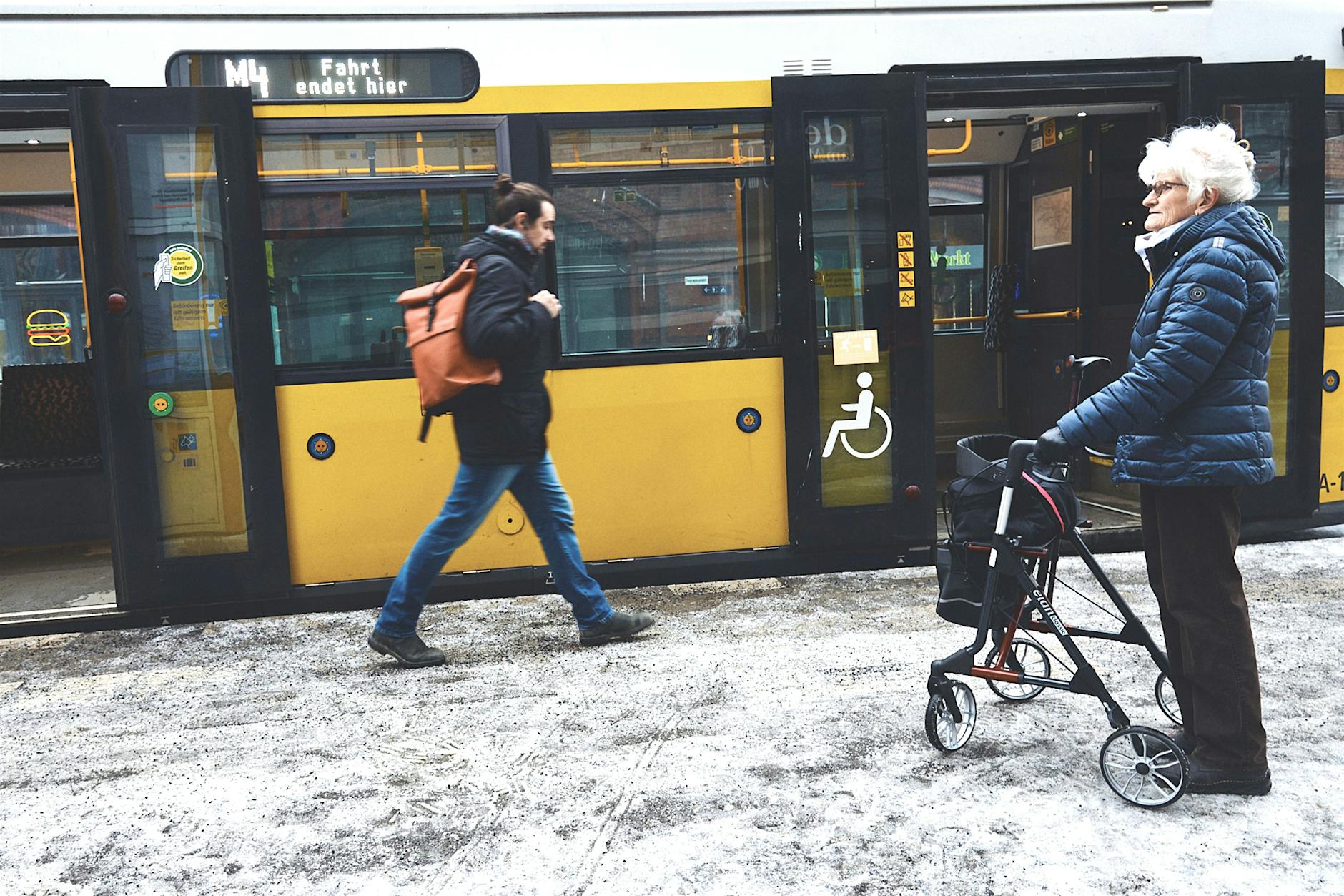 BVG meldet Ausfälle: Eisregen lässt Berliner Tramlinien weiterhin durchhängen