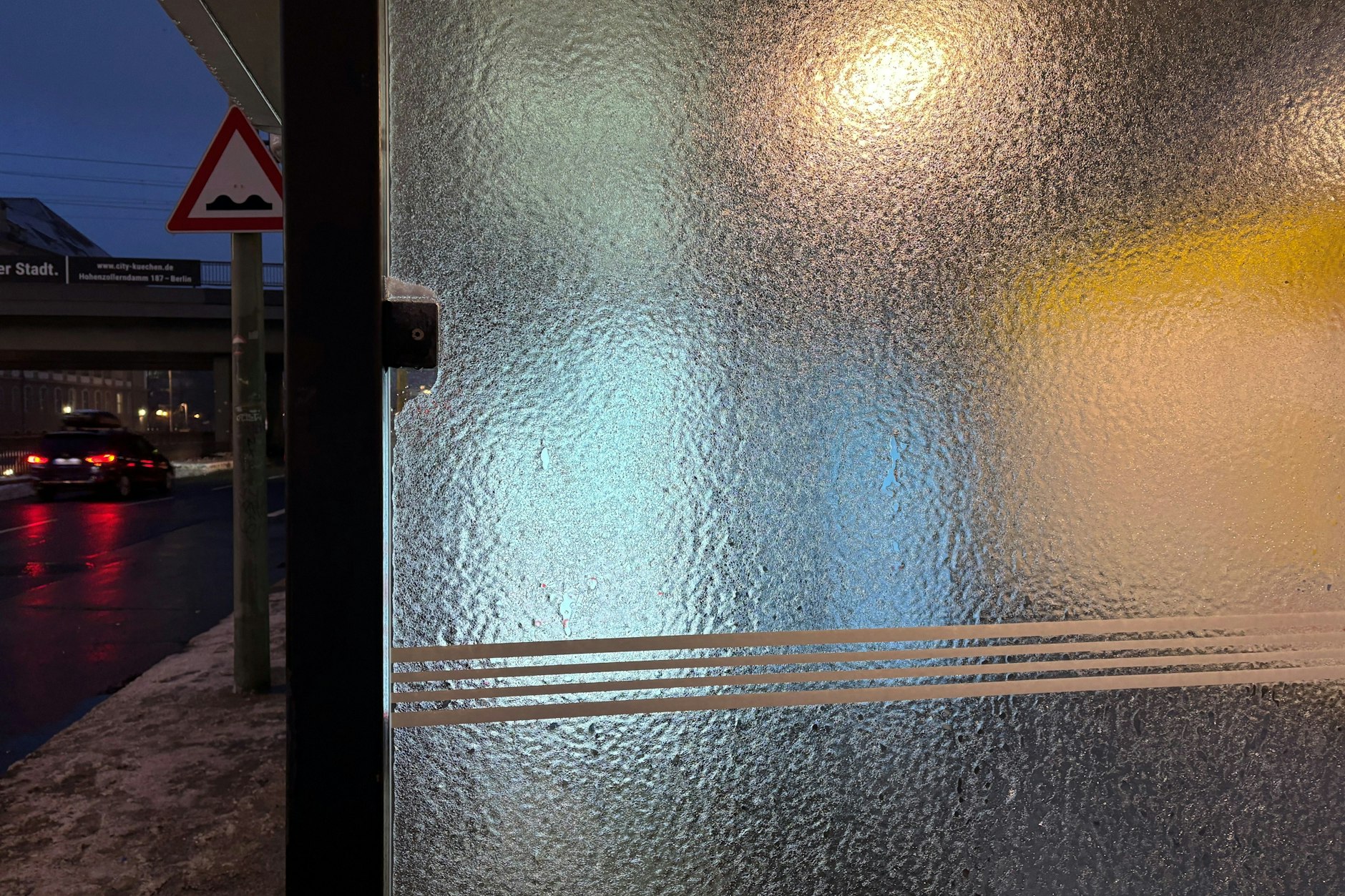 Farben des Berliner Winters: eine Haltestelle der BVG in Mitte. Der Busverkehr verläuft größtenteils störungsfrei, die Straßen sind geräumt.