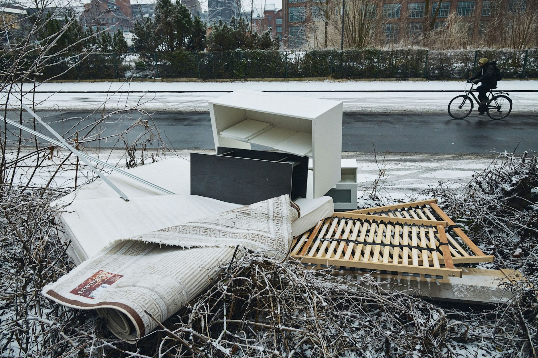 Wo bereits Müll liegt, sinkt die Hemmschwelle für Nachahmer rapide – ein psychologischer Teufelskreis, der die Stadt inzwischen über 10 Millionen Euro jährlich kostet.