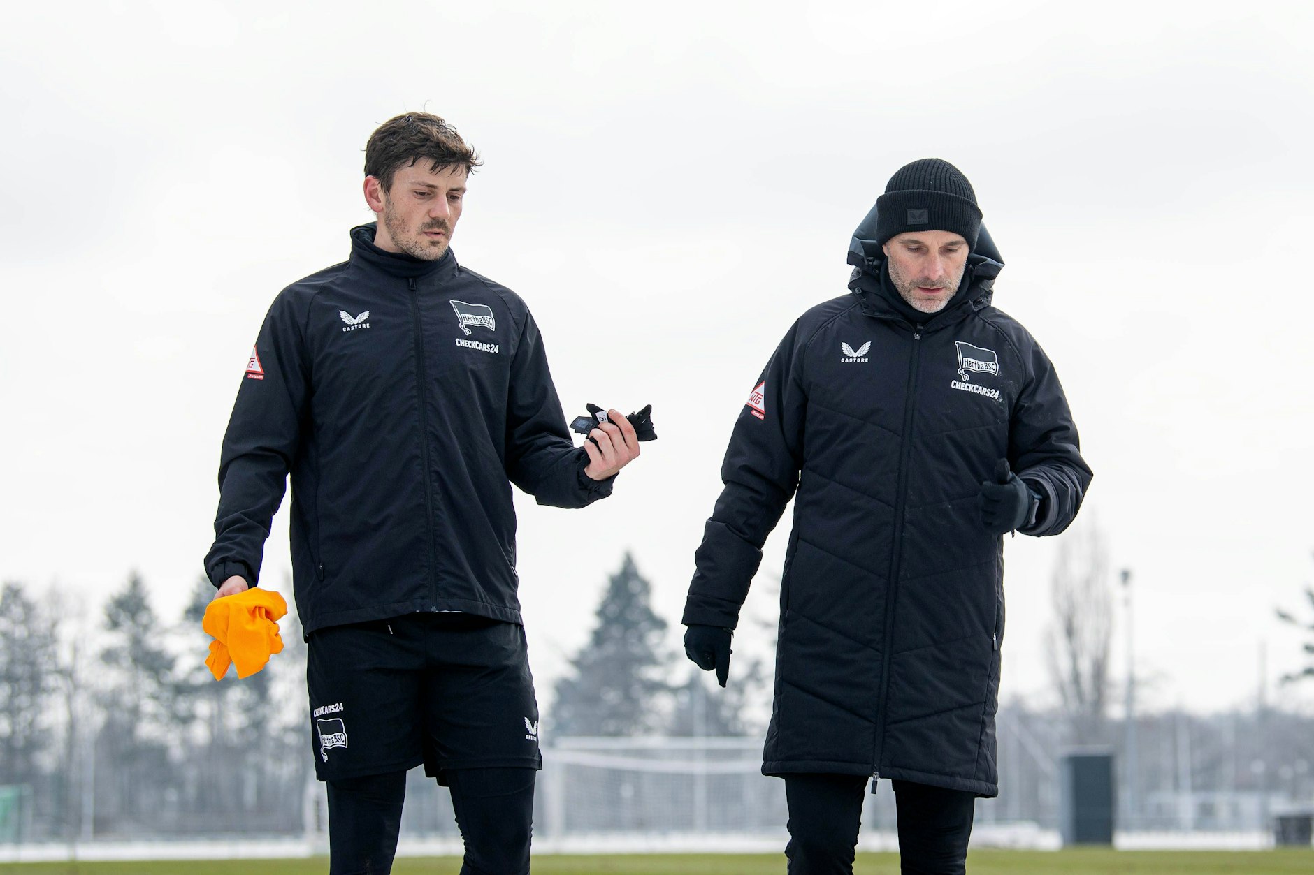 Stürmer Dawid Kownacki im Gespräch mit Hertha-Trainer Stefan Leitl