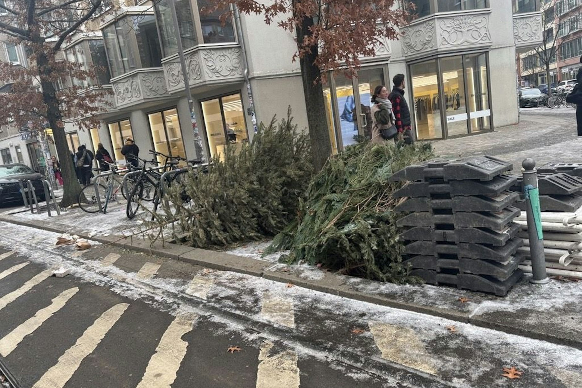 Auch in Berlin-Mitte finden sich noch Weihnachtsbäume auf der Straße.