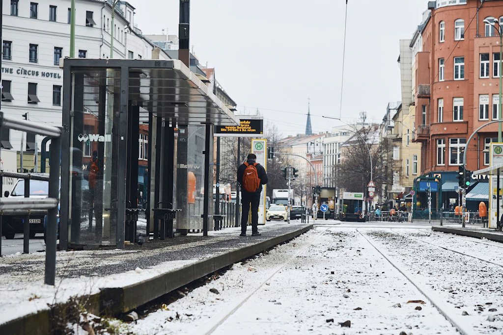 Wann kommt sie zurück, die Straßenbahn? BVG-Fahrgast in Berlin-Mitte.