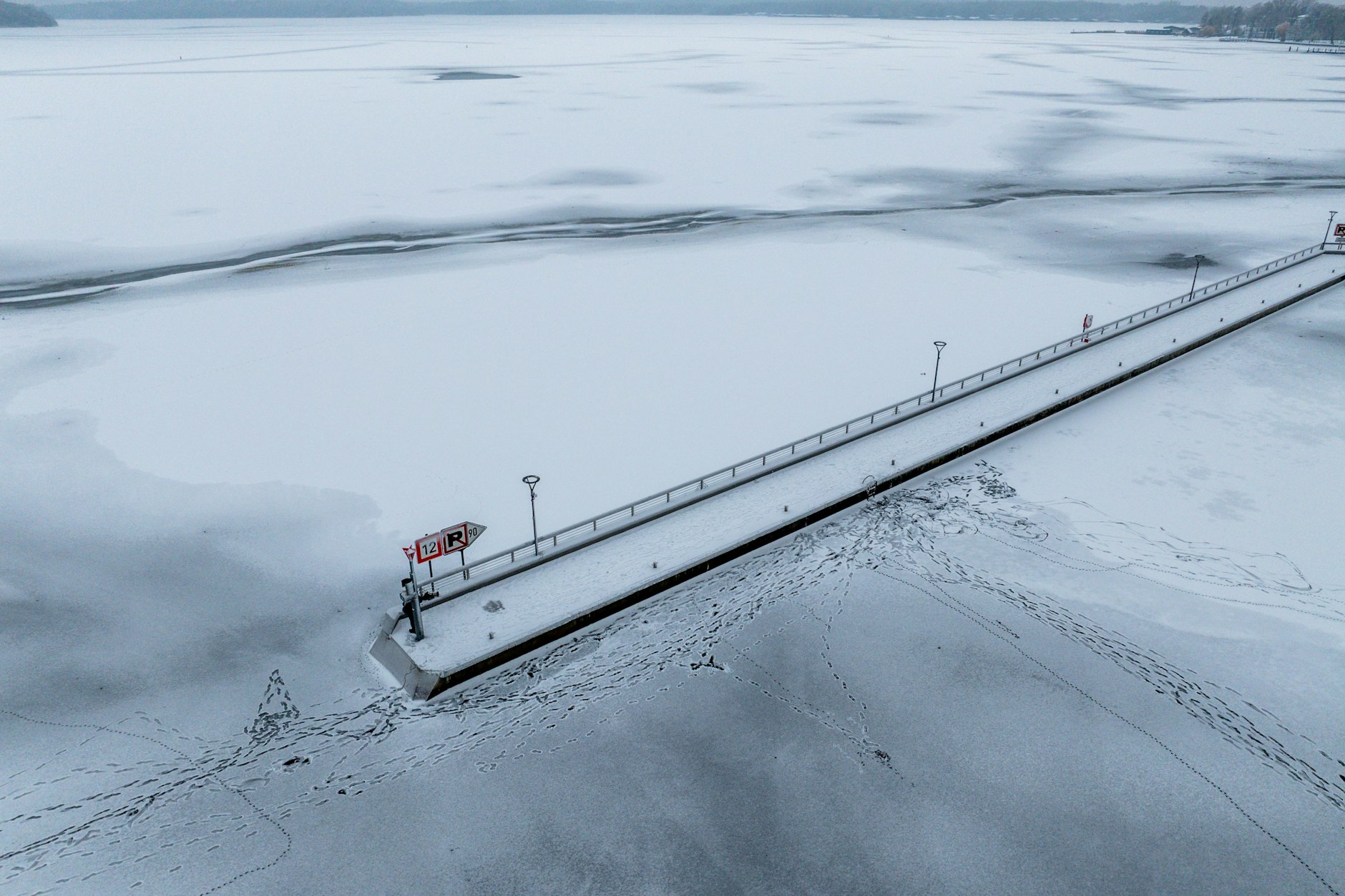 Die Müritz, Deutschlands größter Binnensee, ist komplett zugefroren.