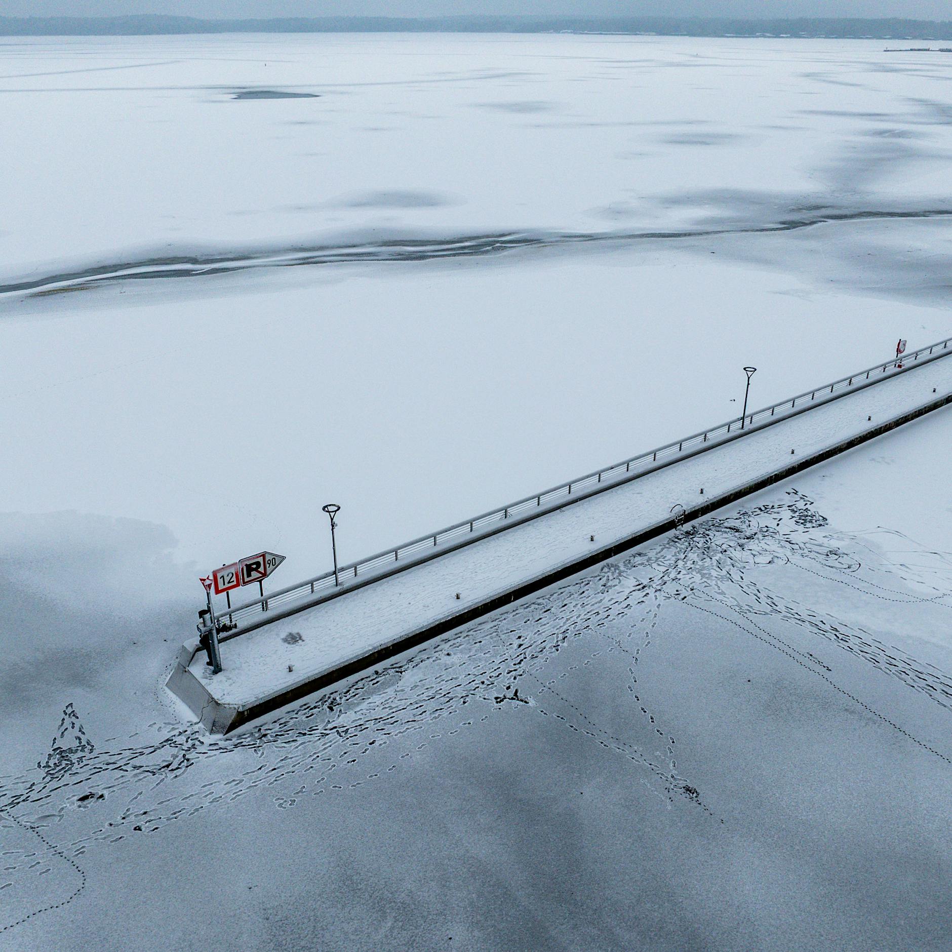Müritz: Deutschlands größter Binnensee ist komplett zugefroren