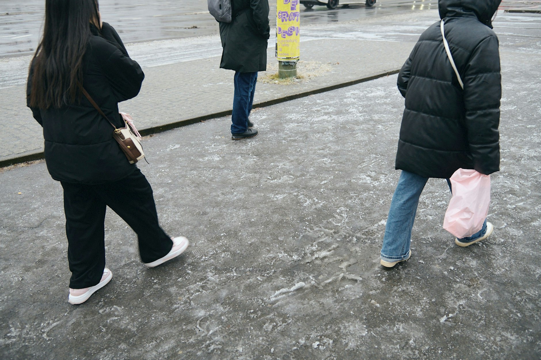 Berliner Bürgersteige unterm Eis: Es geht nur watschelnd.