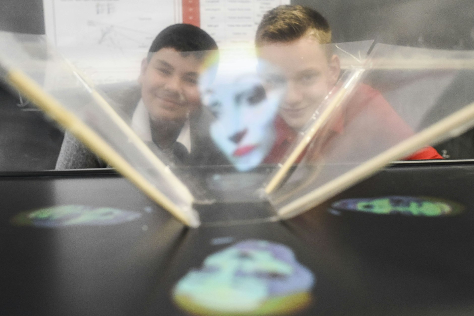 Die Begegnung mit digitalen Zeitzeugen soll junge Menschen sensibilisieren und sie motivieren, sich in ihrem privaten Umfeld aktiv für ein respektvolles Miteinander einzusetzen.