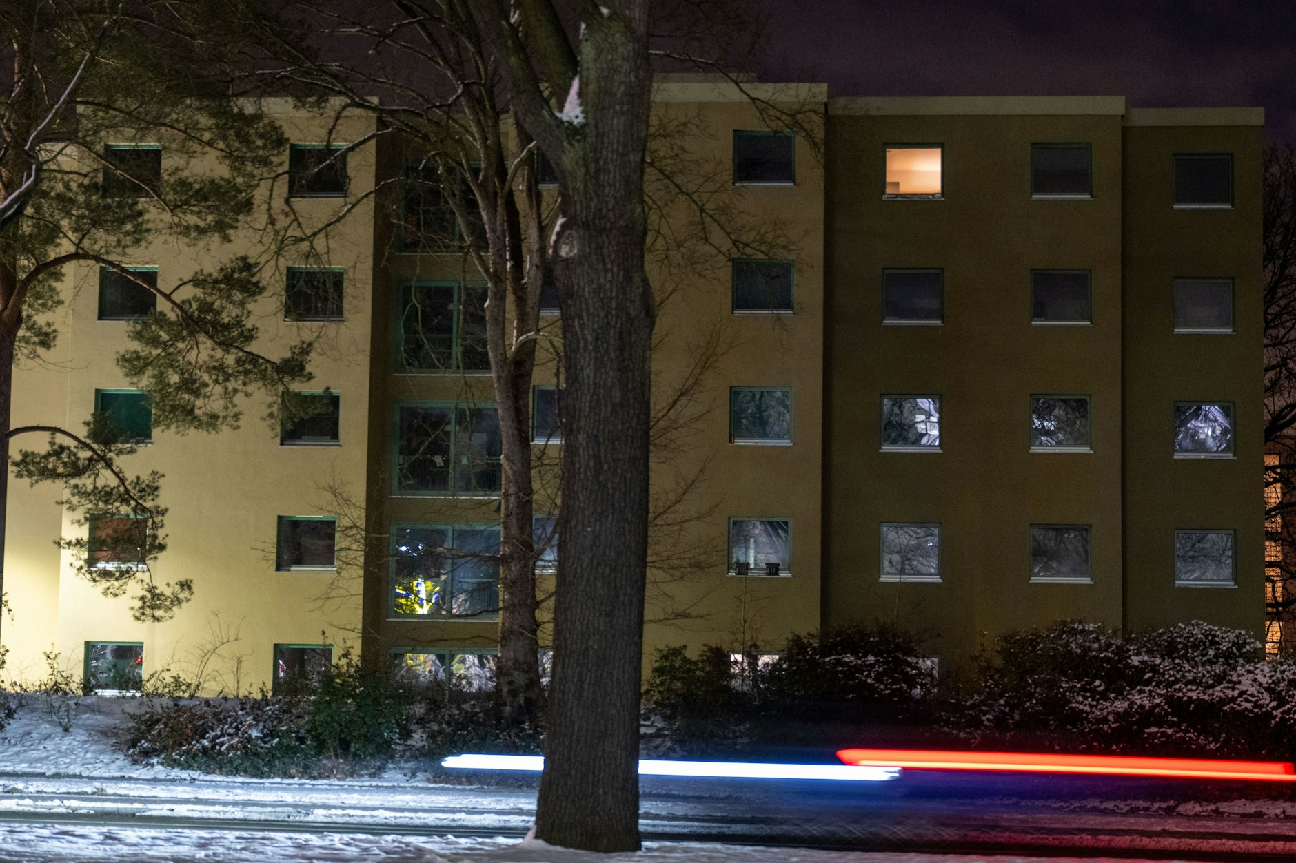 Ein Wohngebäude im Südwesten Berlins am 6. Januar 2026. Nur ein Licht brennt.