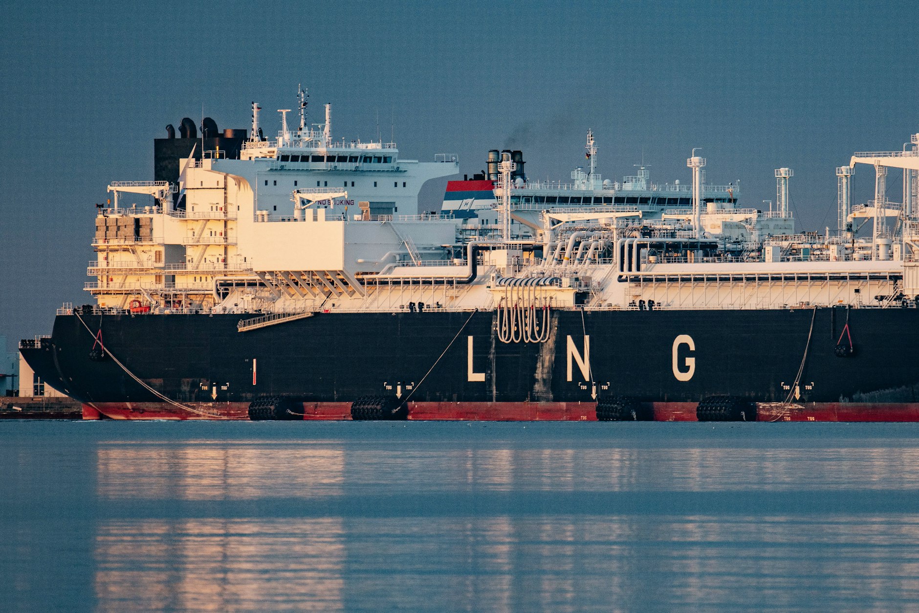 Blick auf das LNG-Spezialschiff Energos Power im Hafen von Mukran am 16.08.2024 in Sassnitz.