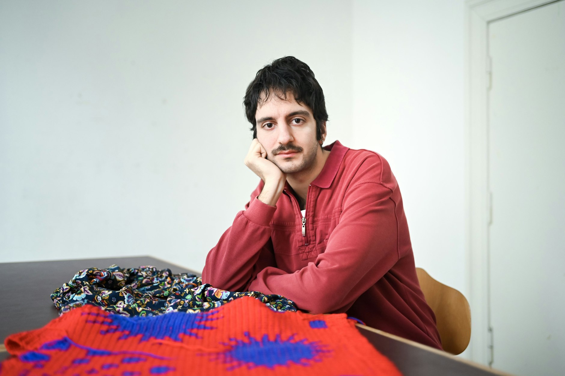 Sezgin Kivrim arbeitet bei seinen Entwürfen mit kurdischen Mustern und Symbolen – darunter auch die Sonne.