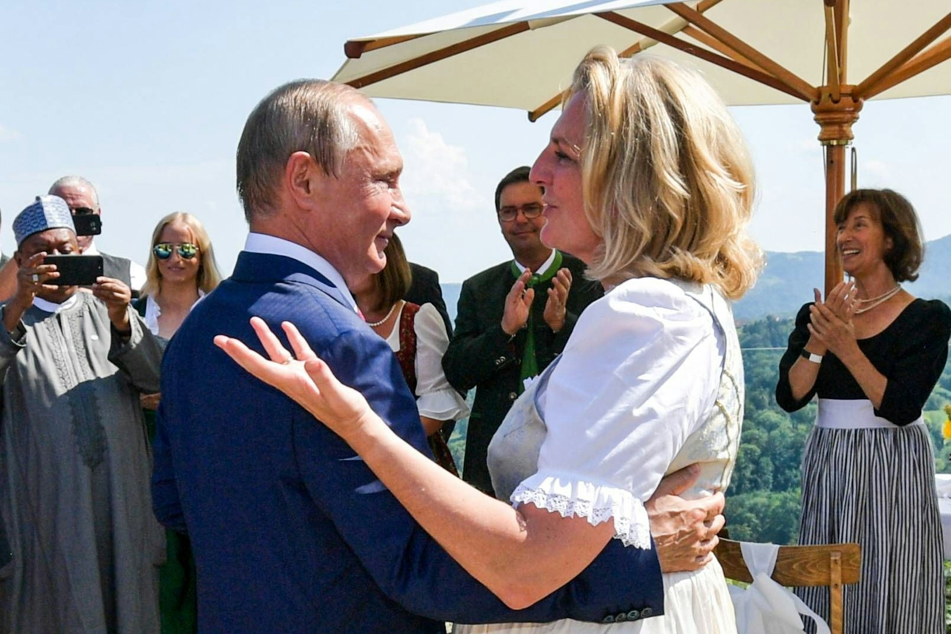 Die Hochzeit der damaligen österreichischen Außenministerin Karin Kneissl mit Wolfgang Meilinger im August 2018 in der Steiermark erregte internationales Aufsehen, da der russische Präsident Wladimir Putin als Ehrengast teilnahm.
