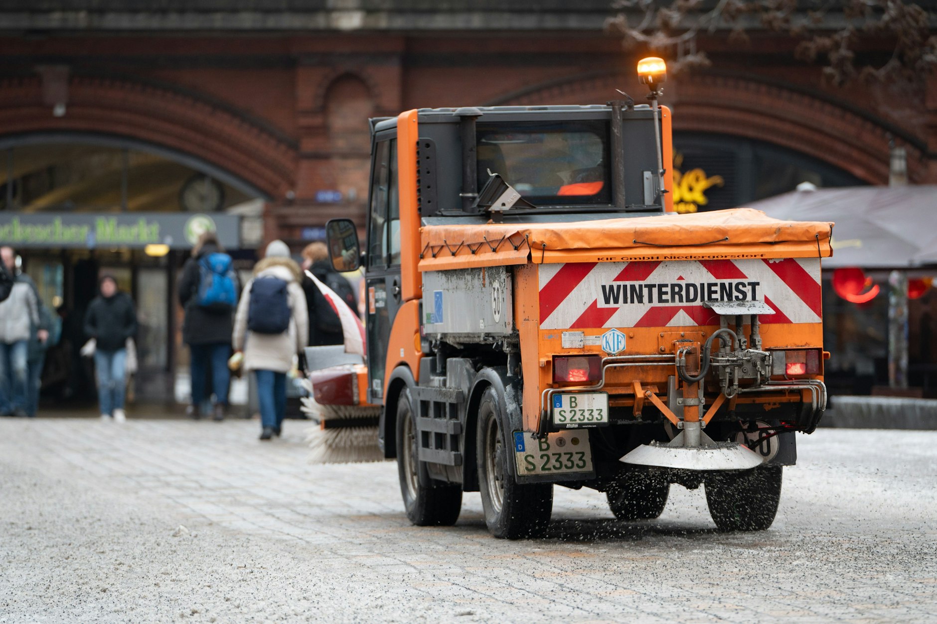 Die Fahrzeuge des Winterdienstes sind im Dauereinsatz, um Wege zu streuen.