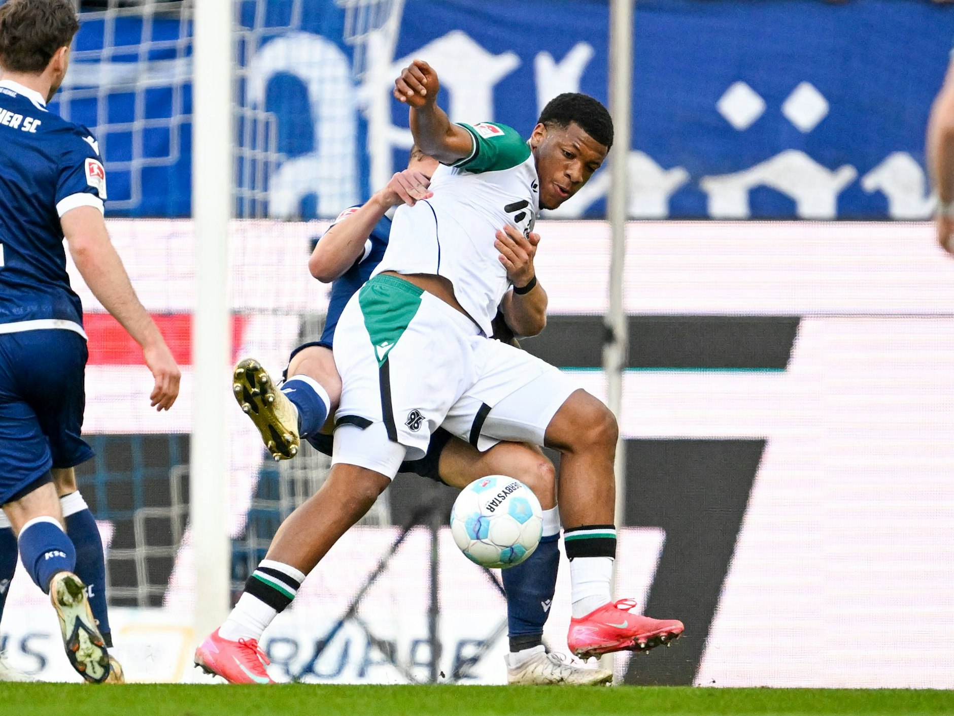 Bei Hannover 96 spielte Jessic Ngankam 2024/25 eine gute Saison, dann brach er sich im April das Bein.