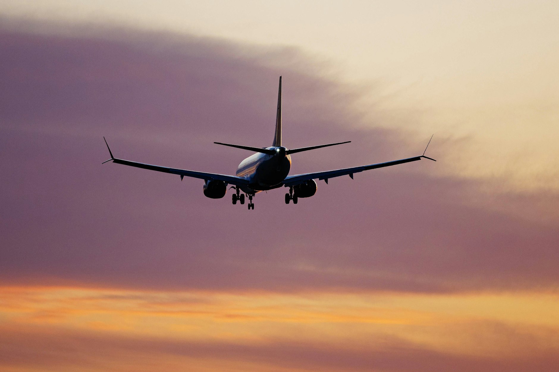 Ein Flugzeug in der Luft