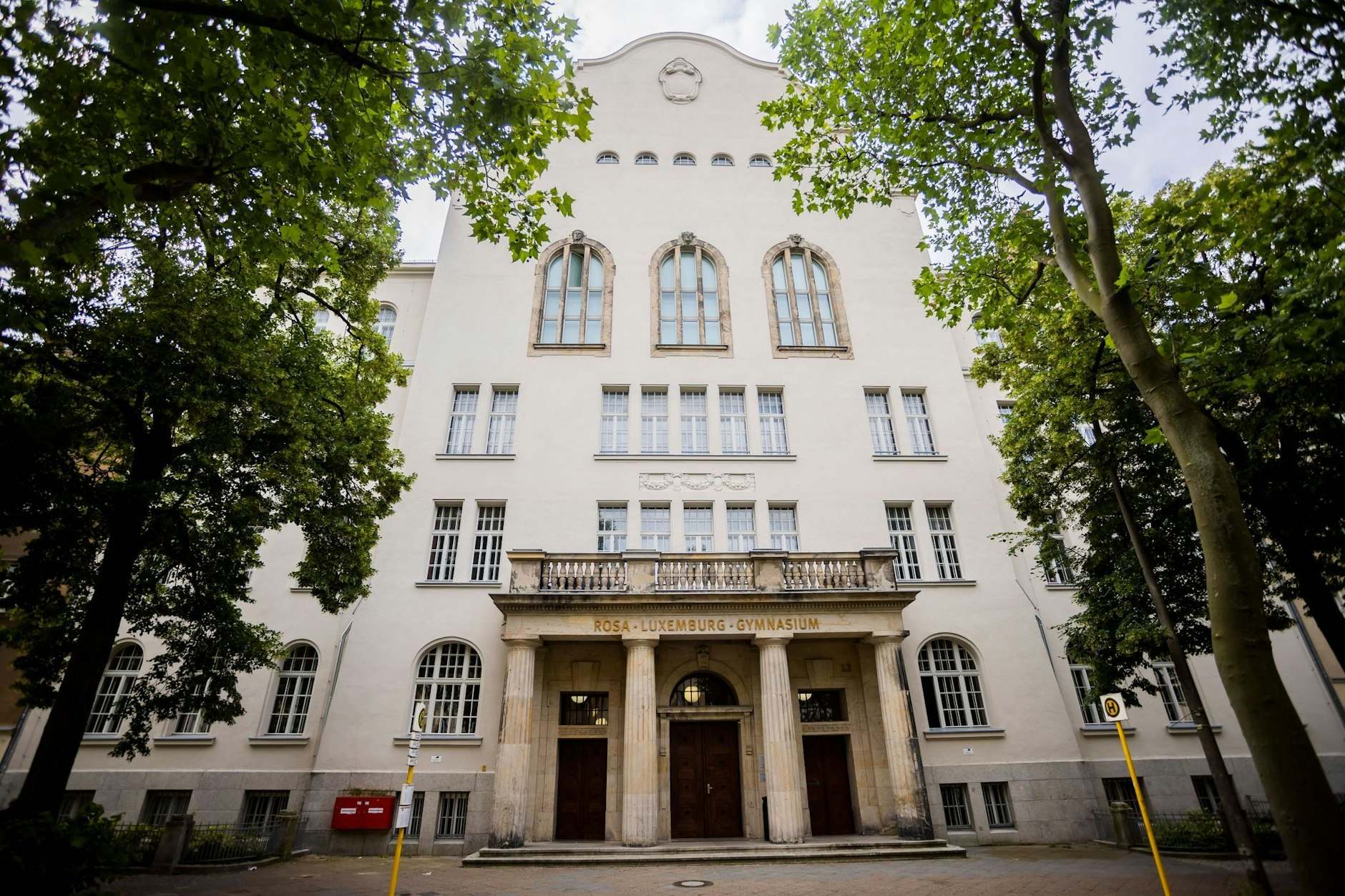 Oft übernachgefagt: Das Rosa-Luxemburg-Gymnasium in Berlin-Pankow. Jetzt auch mit neuer Turnhalle.
