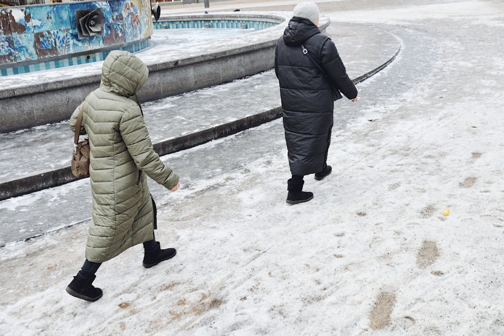 Glatteis-Alarm in Berlin: Amt bestraft Hauseigentümer – streut aber selbst nicht