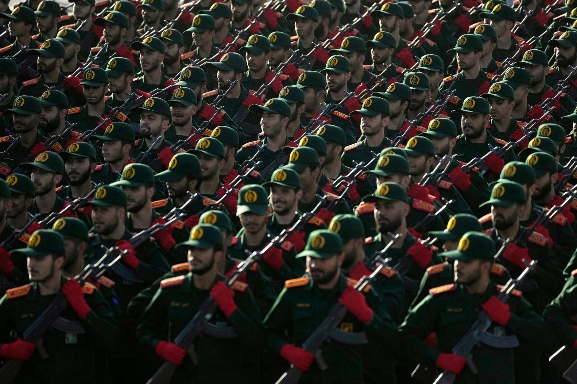 Kadetten der iranischen Revolutionsgarde marschieren während einer jährlichen Militärparade.