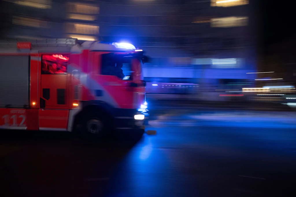 Brennende Weihnachtsbäume auf Berliner Kreuzung: Linke Szene lädt zum „Lagerfeuer“