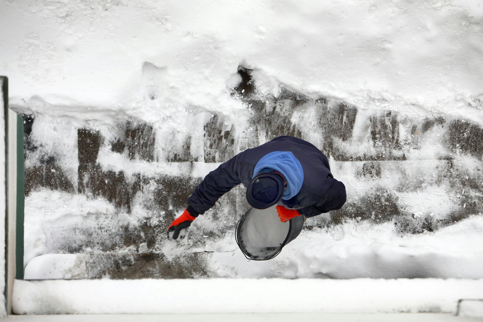 Bei Schnee sollte auf dem Gehweg ein Korridor freigeräumt und gestreut werden.