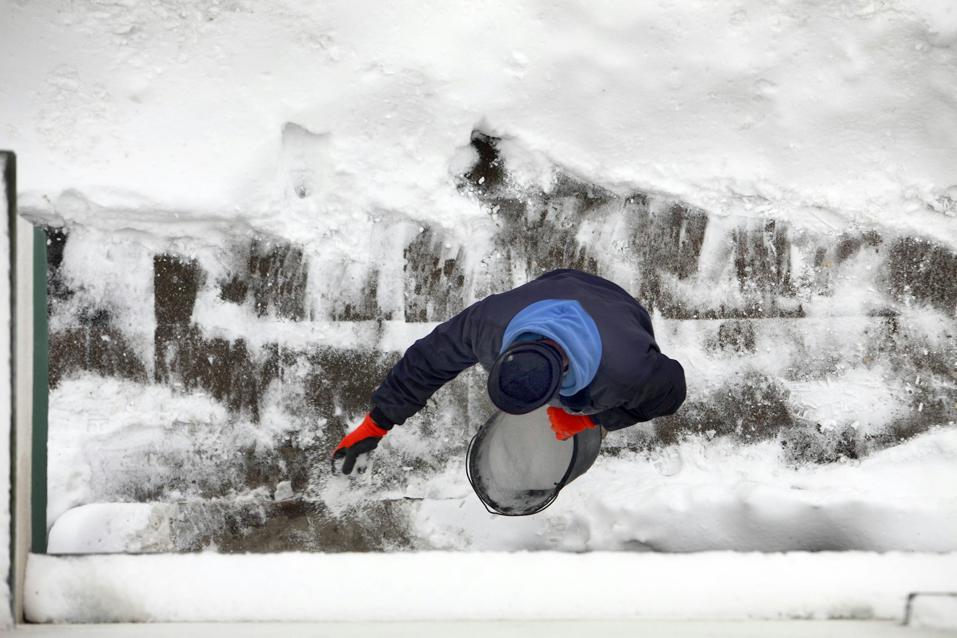 Bei Schnee sollte auf dem Gehweg ein Korridor freigeräumt und gestreut werden.