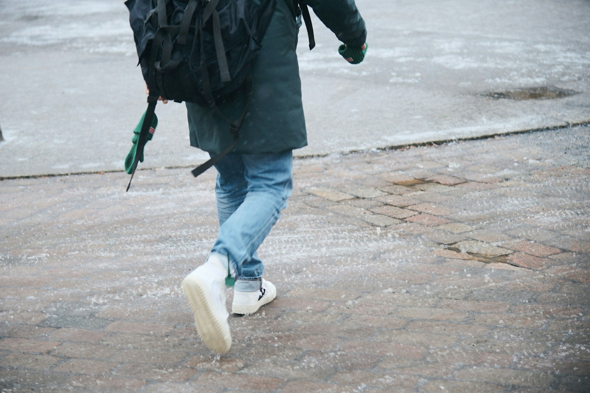 Berliner kämpfen mit dem Glatteis: Die vergangenen Wochen waren keine Zeit für leichtes Schuhwerk. Und Glätte und Kälte sind noch nicht überstanden.