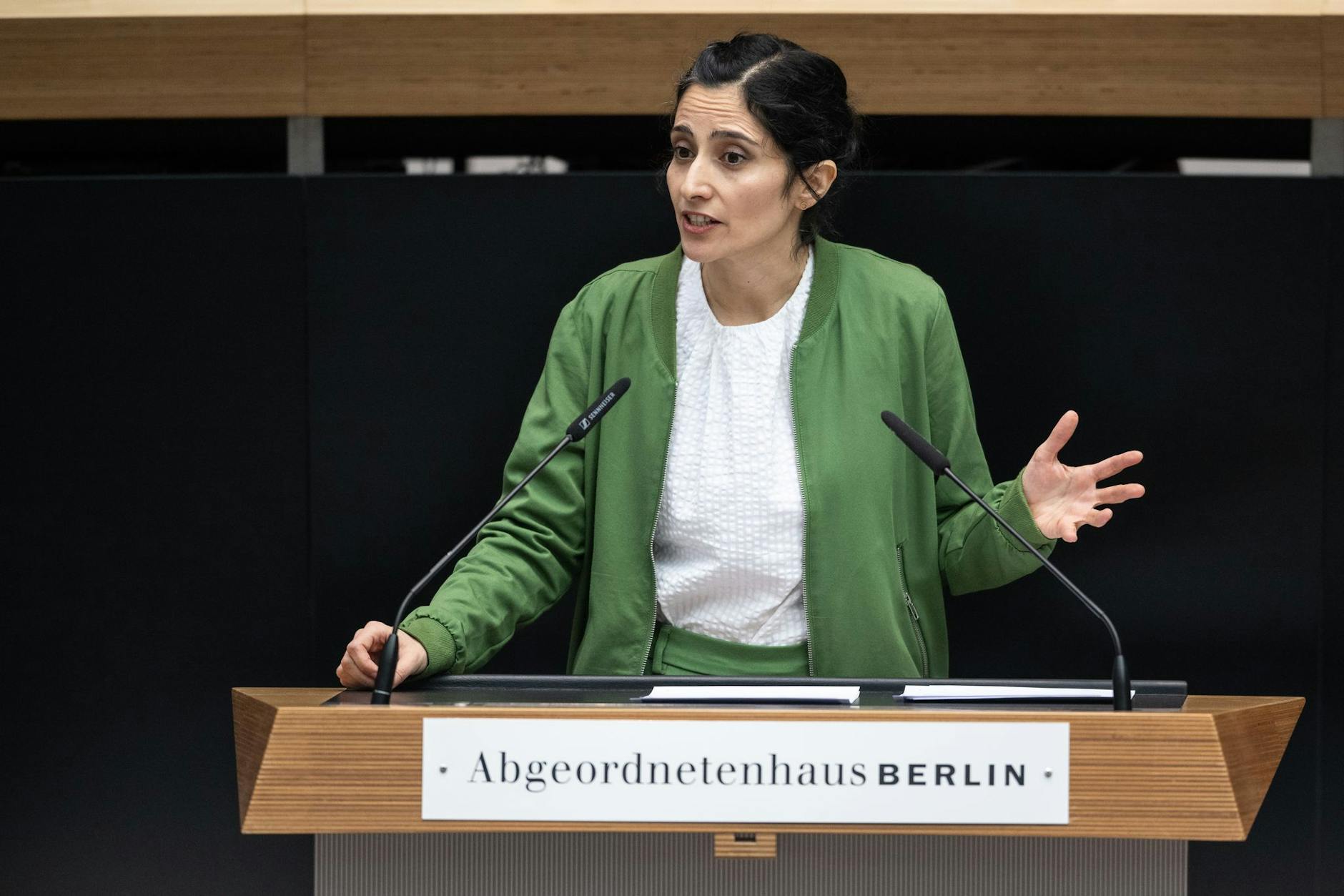 Das Berliner Verfassungsgericht erklärte den Sitzungsauschluss eines AfD-Abgeordneten durch Bahar Haghanipour von den Grünen für rechtswidrig.