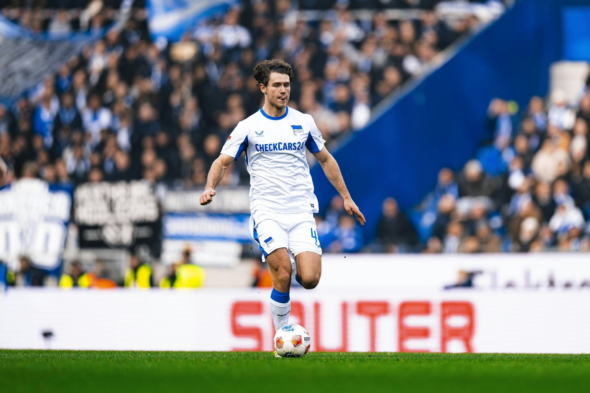 Herthas Verteidiger Linus Gechter  duelliert sich gleich zweimal im Team mit Konkurrenten.