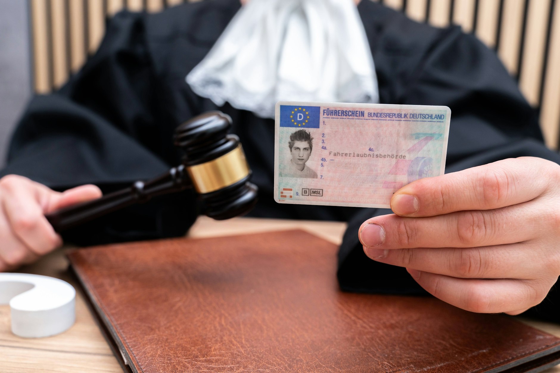 Wer mit ungültigem Führerschein erwischt wird, muss zahlen.