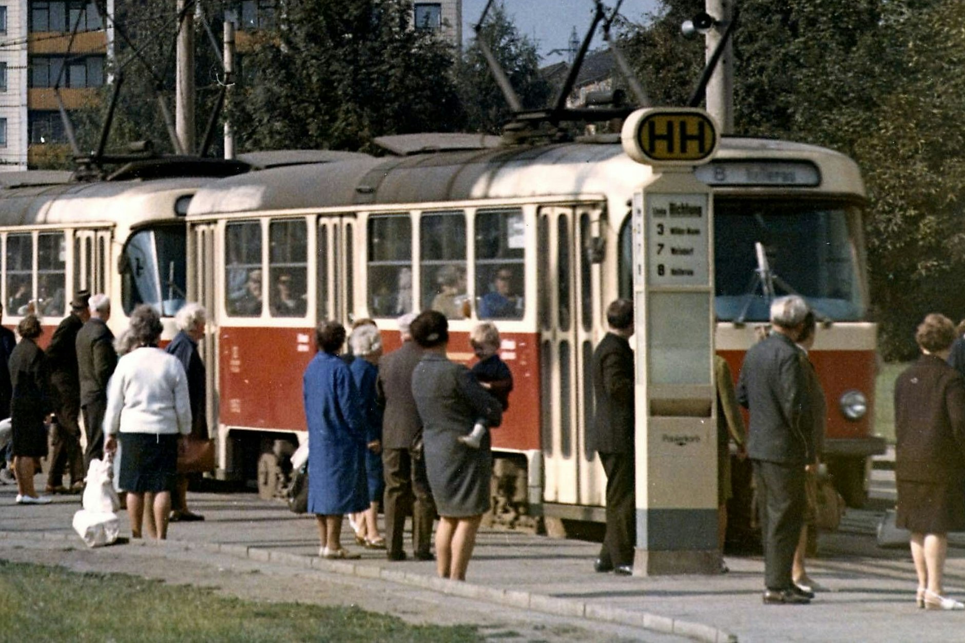 Tatra-Trams der „dicken „Baureihe T3 in Dresden. Die Elbe-Metropole gehörte zu den ersten DDR-Städten, die diese Straßensbahnen bekamen.
